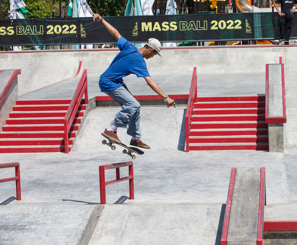 Devin Aristya - Kickflip BS lipslide