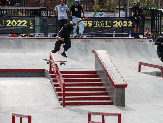 Khalet Bahim - Kickflip BS boardslide