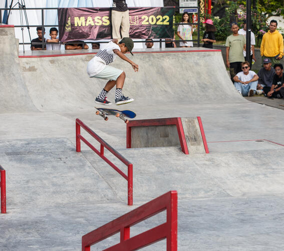 Hafizd Kurniawan - Kickflip BS lipslide