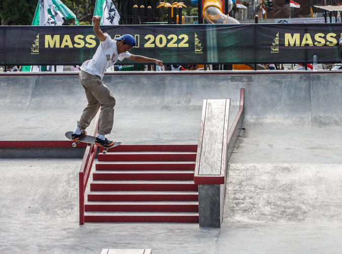 Harley Bintang - Kickflip BS lipslide