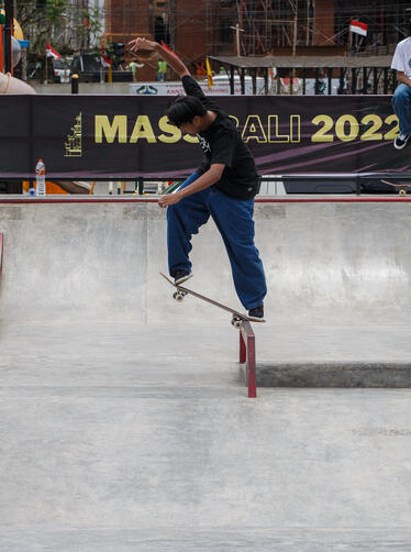 Beek Supavich - FS bluntslide